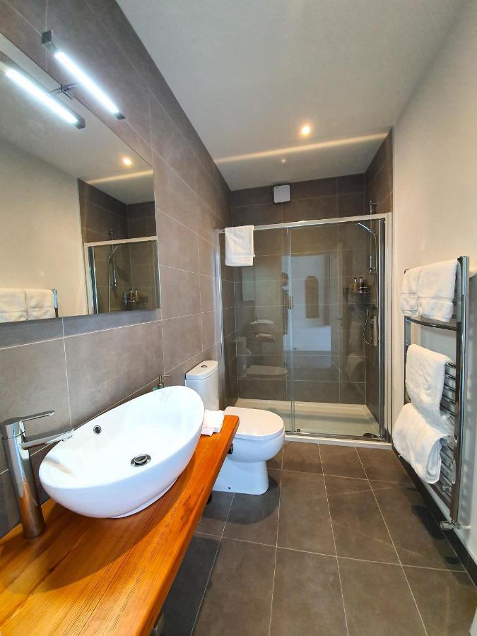 Dingle Garden Townhouse Bed & Breakfast Exterior photo A wet room