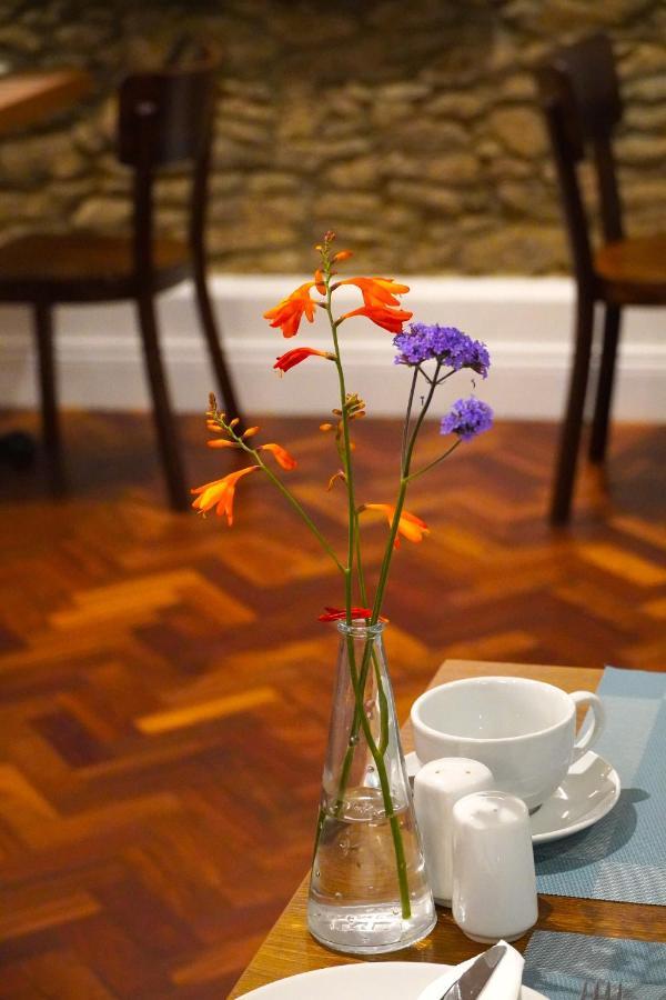 Dingle Garden Townhouse Bed & Breakfast Exterior photo A vase of flowers
