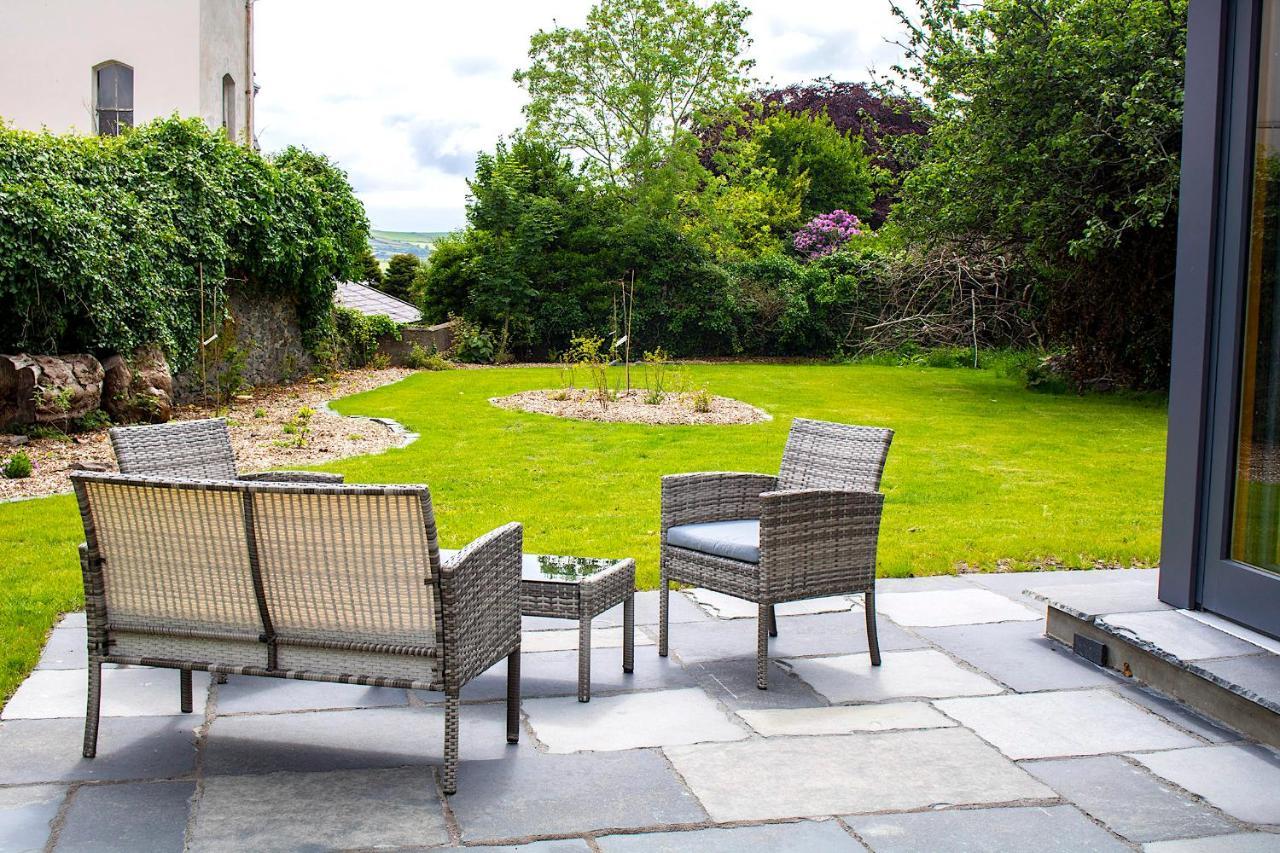 Dingle Garden Townhouse Bed & Breakfast Exterior photo The garden of the house