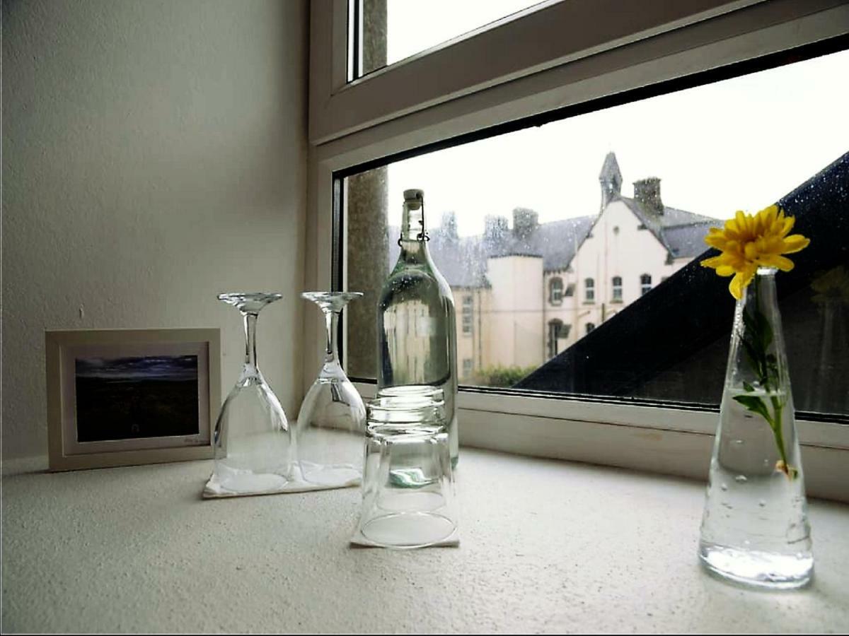 Dingle Garden Townhouse Bed & Breakfast Exterior photo A windowsill