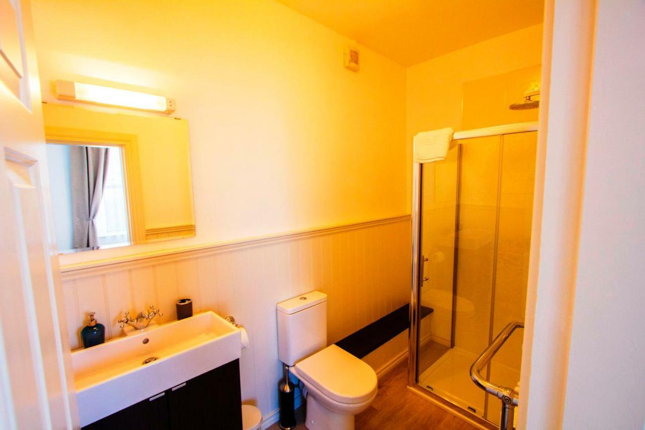 Dingle Garden Townhouse Bed & Breakfast Exterior photo A typical bathroom in a student house