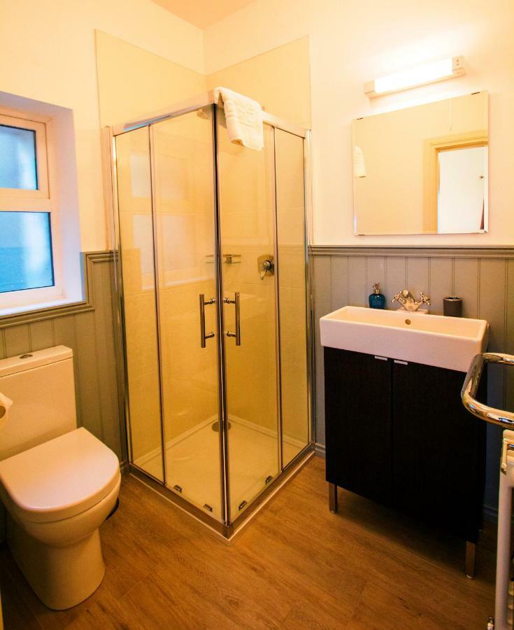 Dingle Garden Townhouse Bed & Breakfast Exterior photo A shower enclosure